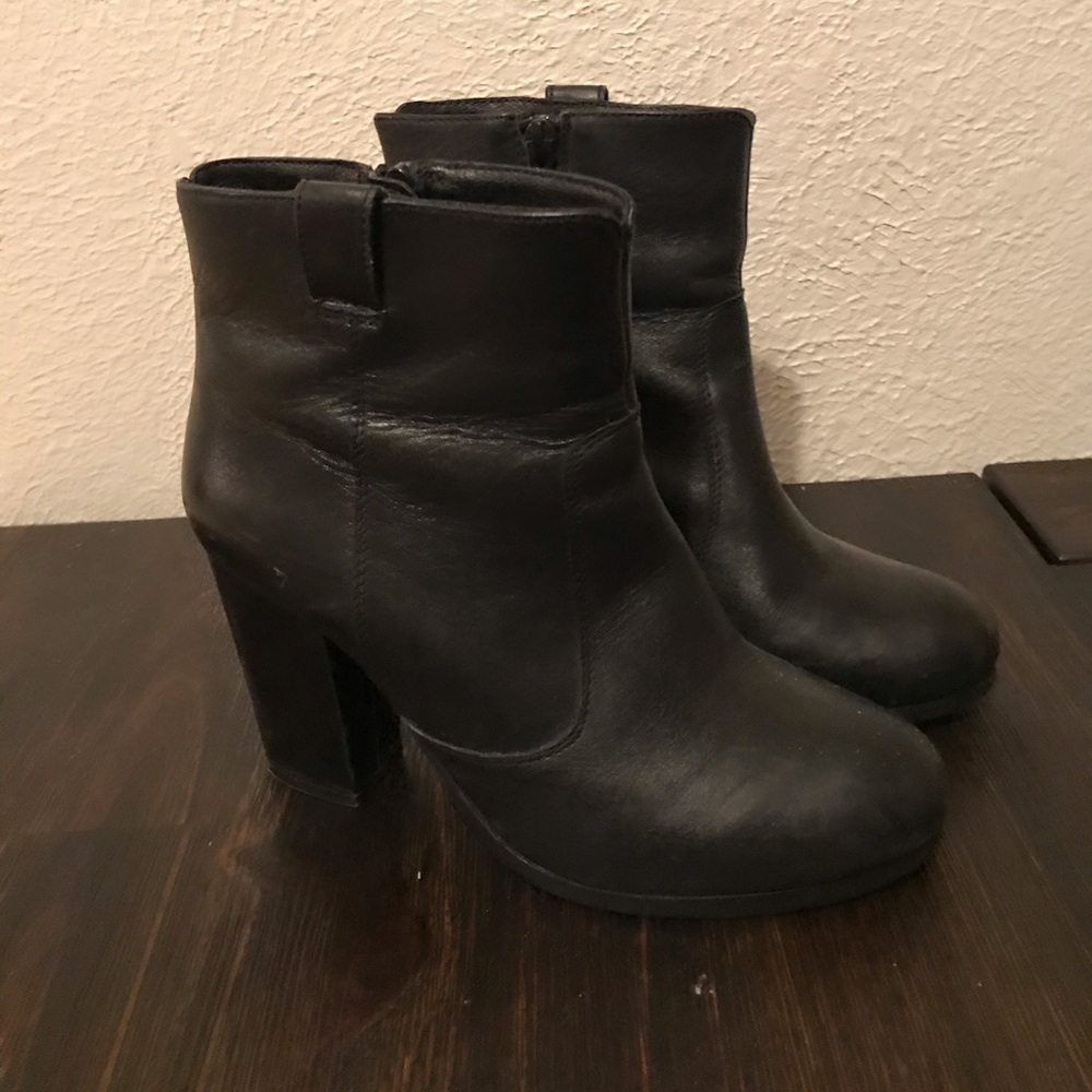 Steve Madden black booties